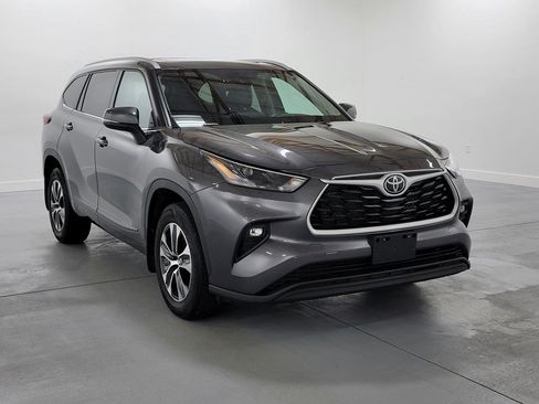 Used 2022 Toyota Highlander XLE AWD/4WD image 2