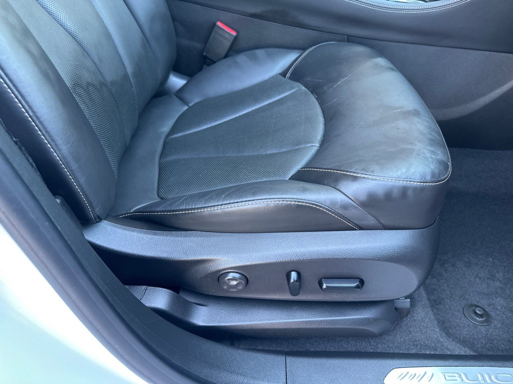 Used 2018 Buick Envision Essence FWD image 12