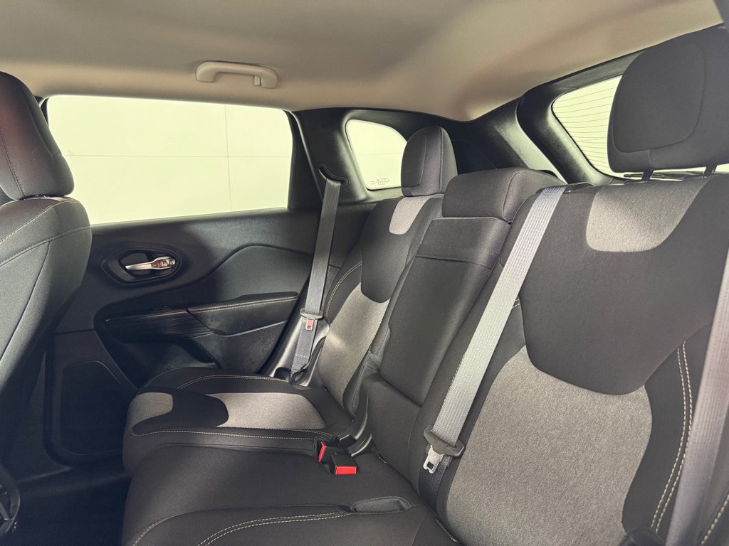 Used 2016 Jeep Cherokee Sport FWD image 21