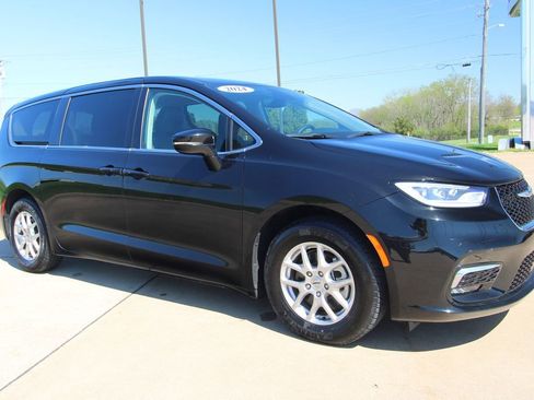 Used 2024 Chrysler Pacifica Touring-L image 3