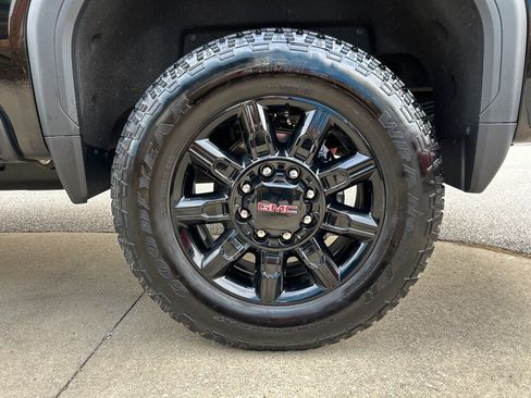 Used 2025 GMC Sierra 2500 AT4 image 9