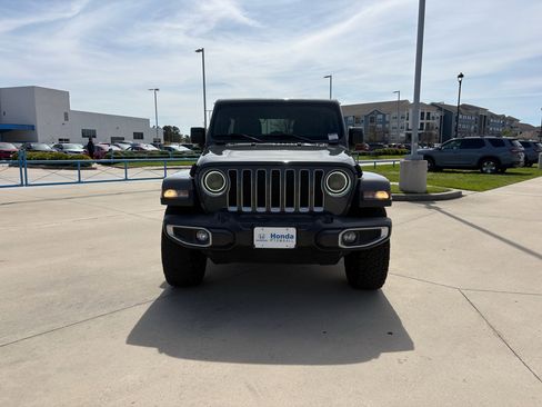 Used 2018 Jeep Wrangler Unlimited Sahara AWD/4WD image 2