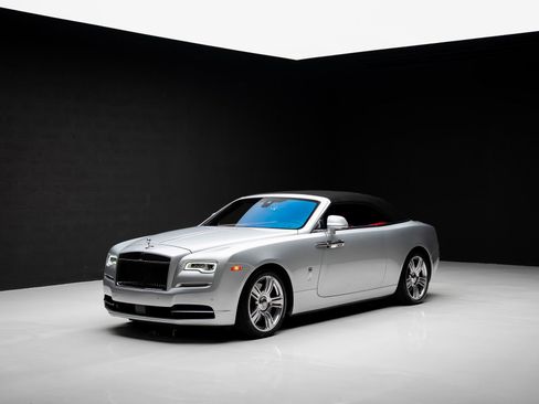 Used 2017 Rolls-Royce Dawn RWD image 4