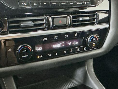 Used 2025 Nissan Pathfinder SL FWD image 23
