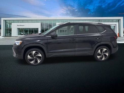 New 2025 Volkswagen Taos SE image 3