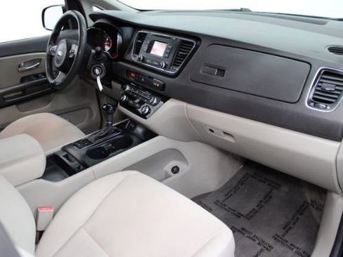 Used 2016 Kia Sedona LX w/ LX Convenience Package image 29