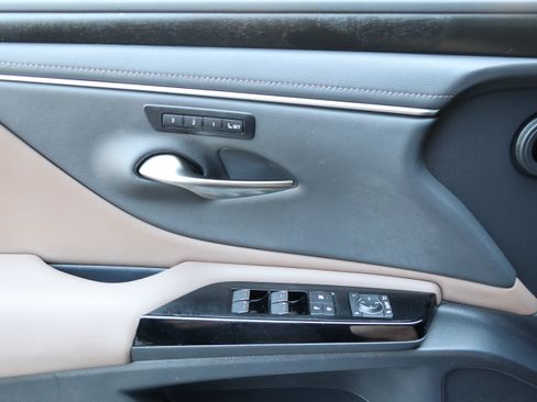 Used 2024 Lexus ES 300h w/ Premium Package FWD image 12