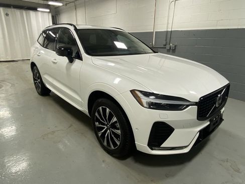 Used 2025 Volvo XC60 B5 Plus image 4