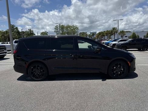 New 2027 Chrysler Pacifica Limited FWD image 2
