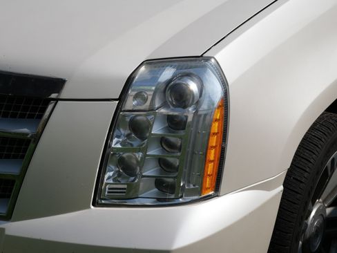 Used 2011 Cadillac Escalade ESV Platinum AWD/4WD image 4