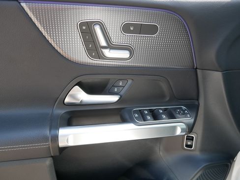 Used 2021 Mercedes-Benz GLB 250 4MATIC image 19