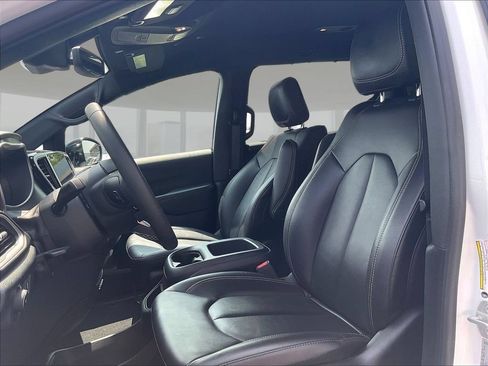 Used 2025 Chrysler Pacifica Select FWD image 21