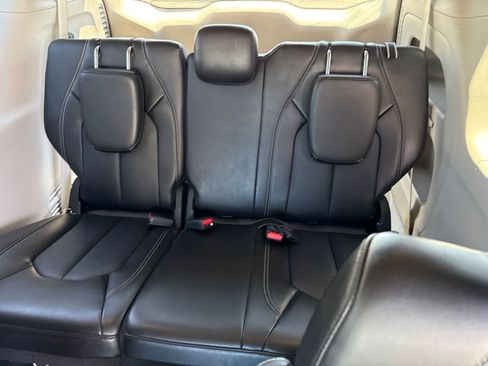 Used 2024 Chrysler Pacifica Touring-L FWD image 26