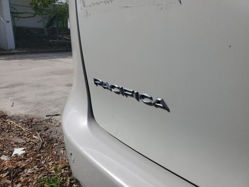 Used 2017 Chrysler Pacifica Touring-L Plus FWD image 6