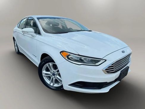 Used 2018 Ford Fusion SE w/ Equipment Group 602A FWD image 2