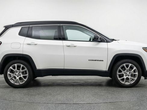 Used 2025 Jeep Compass Limited AWD/4WD image 11