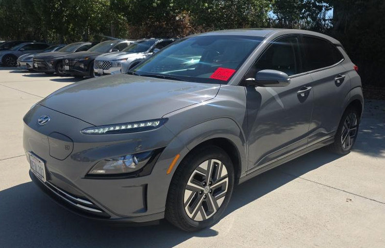Used 2023 Hyundai Kona SEL w/ Cargo Package FWD image 1