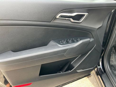 Used 2025 Kia Sportage LX image 18