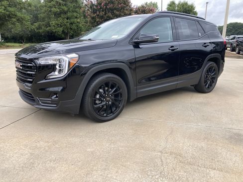Used 2024 GMC Terrain SLT w/ Infotainment Package II FWD image 1