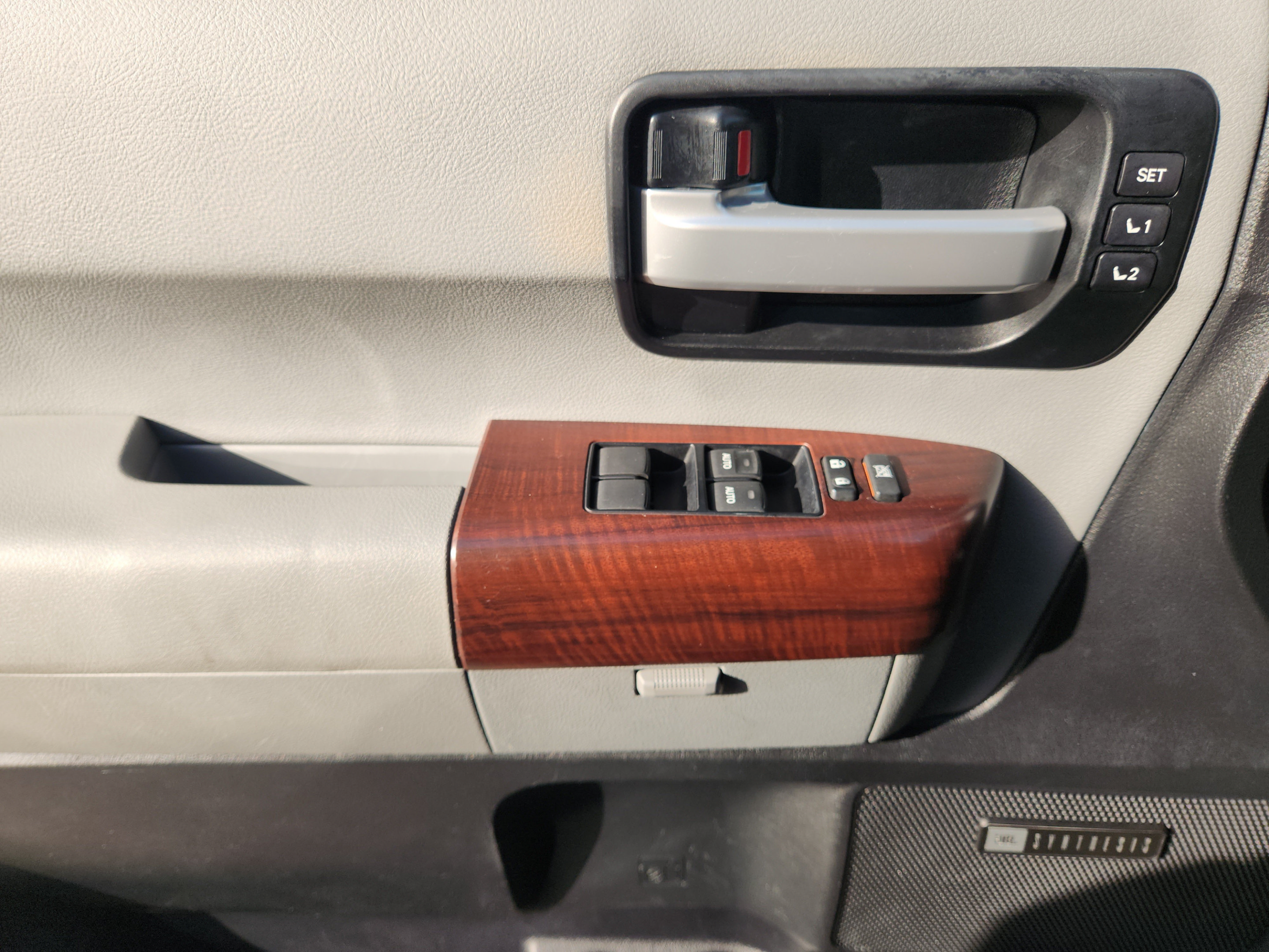 Used 2014 Toyota Sequoia Platinum RWD image 18
