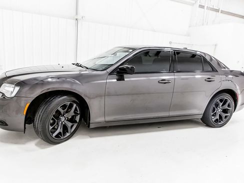 Used 2021 Chrysler 300 Touring w/ Sport Appearance Package RWD image 4