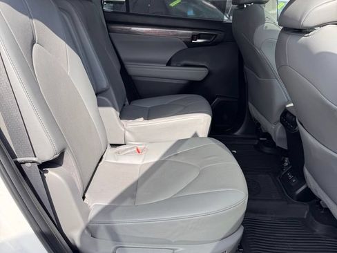 Used 2023 Toyota Highlander Limited FWD image 14