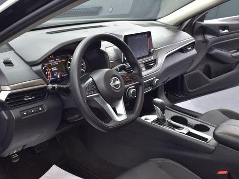 Used 2025 Nissan Altima 2.5 SV FWD image 17