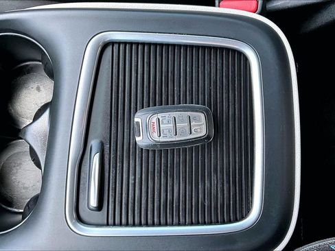 Used 2023 Chrysler Pacifica Touring-L FWD image 35