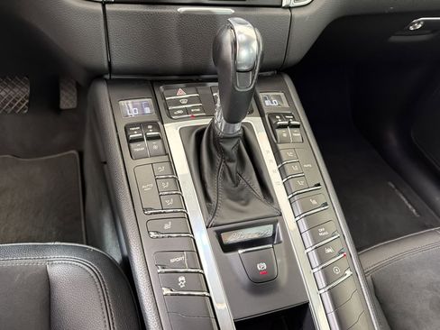 Used 2018 Porsche Macan AWD/4WD image 21