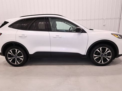 Certified 2022 Ford Escape SE w/ SE Sport Appearance Package AWD/4WD image 2