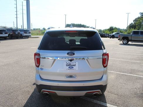 Used 2017 Ford Explorer XLT FWD image 8