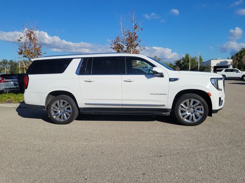 Used 2021 GMC Yukon XL SLT w/ SLT Luxury Plus Package image 3