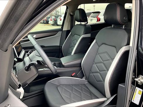 Used 2024 Volkswagen Atlas Peak Edition SE image 30