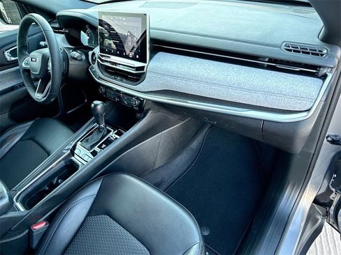 Used 2023 Jeep Compass Latitude image 33