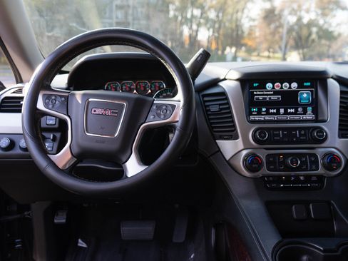 Used 2020 GMC Yukon SLE w/ SLE Value Package image 12