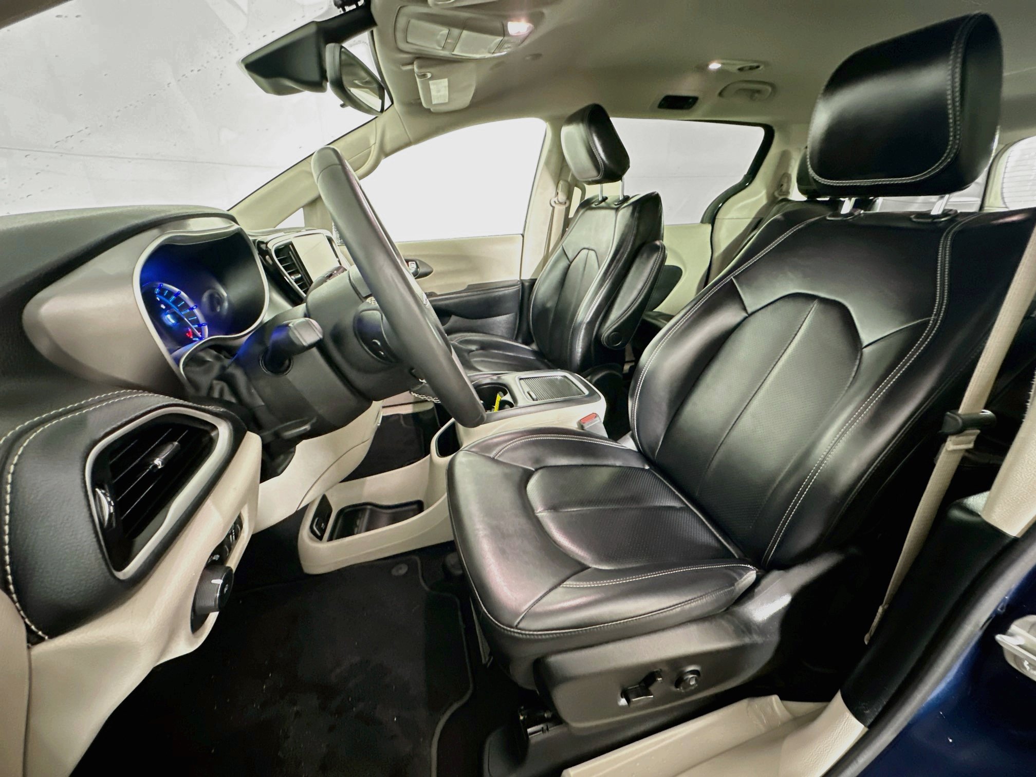 Used 2023 Chrysler Pacifica Touring-L FWD image 13