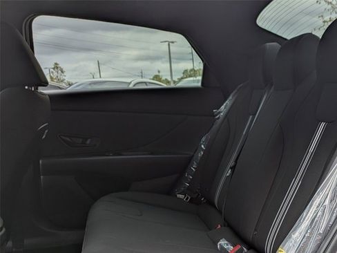 Used 2025 Hyundai Elantra Sport image 12