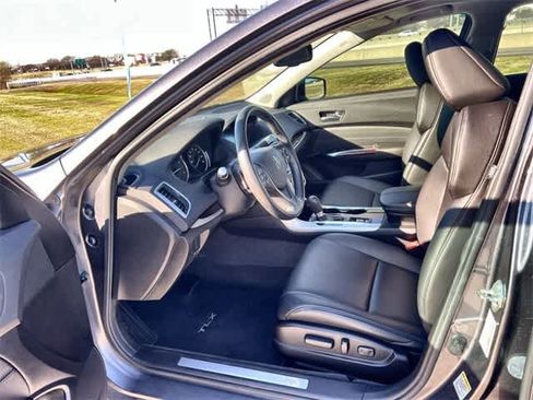Used 2017 Acura TLX image 3