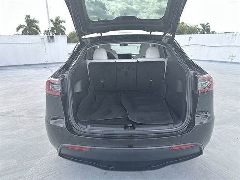 Used 2022 Tesla Model Y Long Range image 22