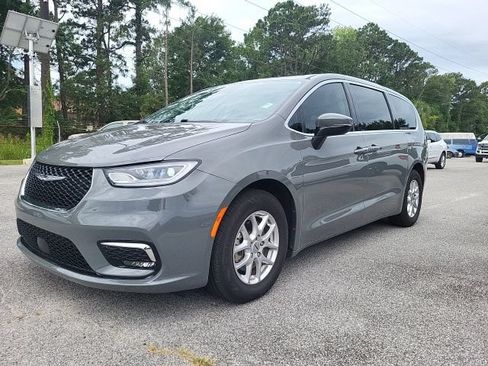 Used 2023 Chrysler Pacifica Touring-L w/ Uconnect Theater Family Group FWD image 4