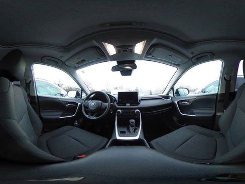 Used 2025 Toyota RAV4 XLE image 42