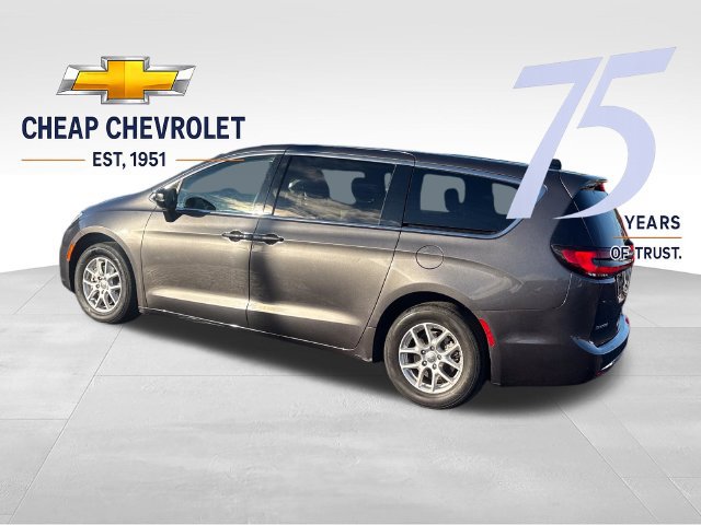 Used 2023 Chrysler Pacifica Touring-L FWD image 3