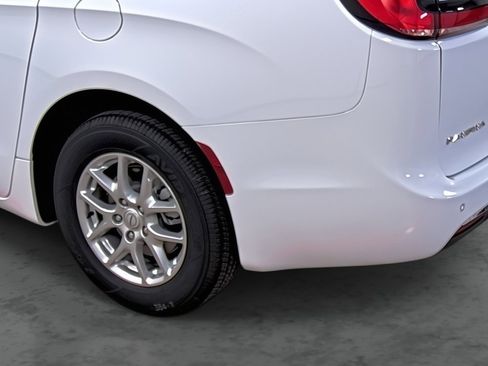 New 2026 Chrysler Pacifica Select image 9