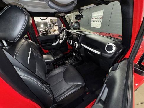 Used 2015 Jeep Wrangler Unlimited Sahara AWD/4WD image 16