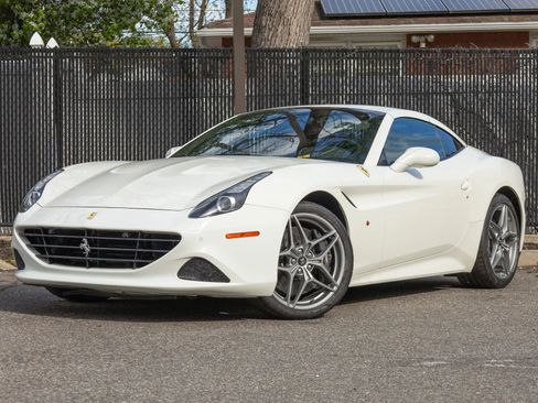 Used 2016 Ferrari California T RWD image 4