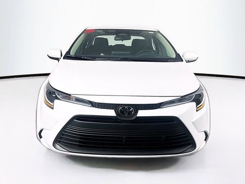 Used 2025 Toyota Corolla LE image 2