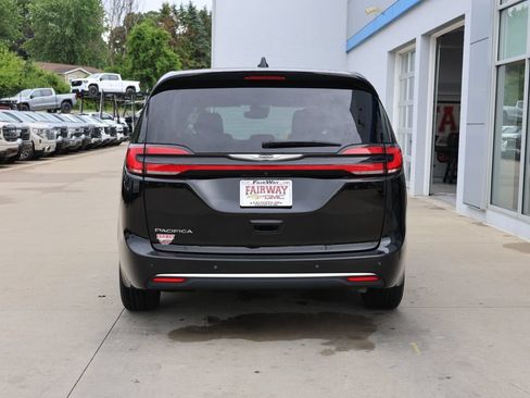 Used 2024 Chrysler Pacifica Touring-L FWD image 9