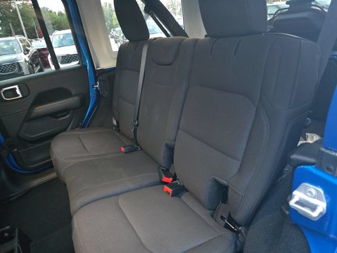Used 2022 Jeep Wrangler Unlimited Sahara AWD/4WD image 15