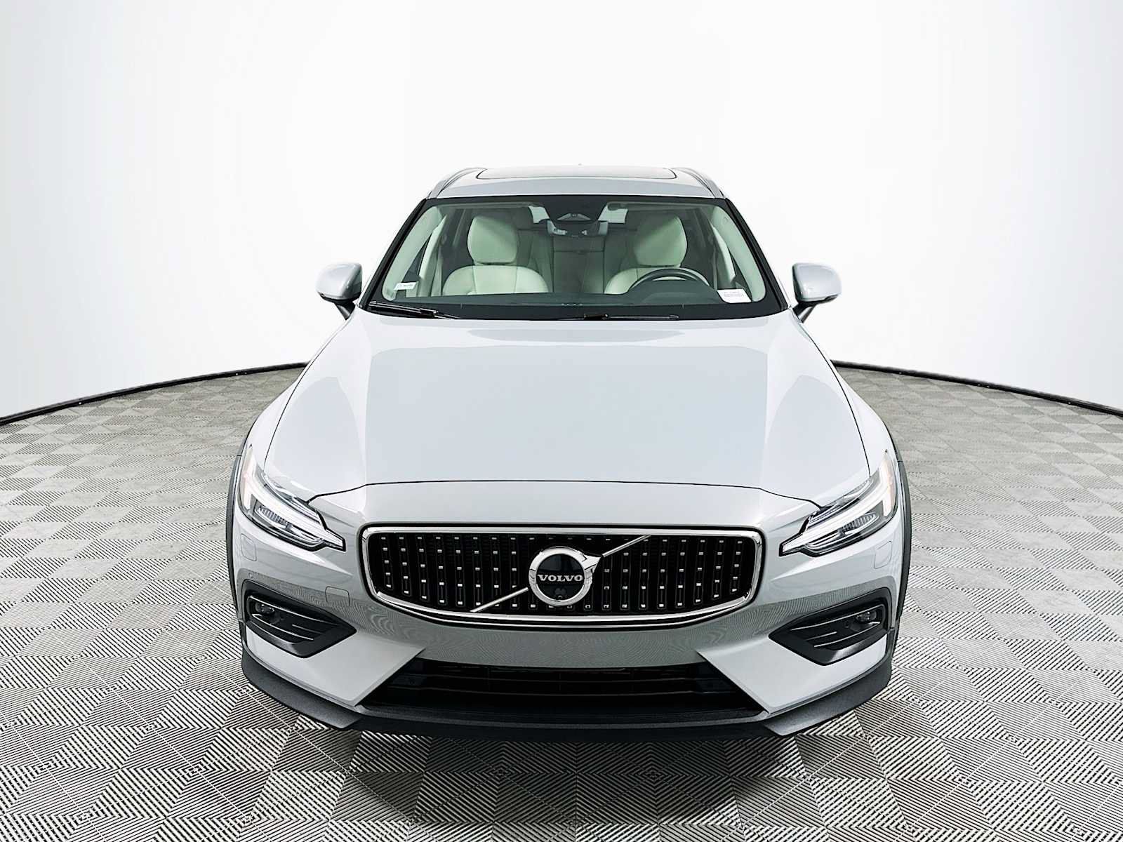 Used 2026 Volvo V60 B5 Cross Country Plus w/ Climate Package AWD/4WD image 2