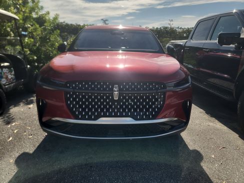 Used 2024 Lincoln Nautilus Premier AWD/4WD image 2